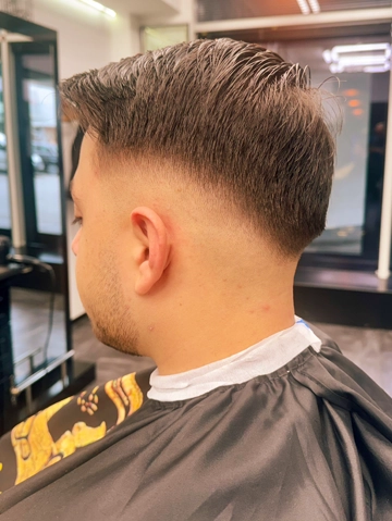 Zufriedener Kunde nach dem Haarschnitt