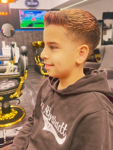 Friseur schneidet einem Kunden die Haare